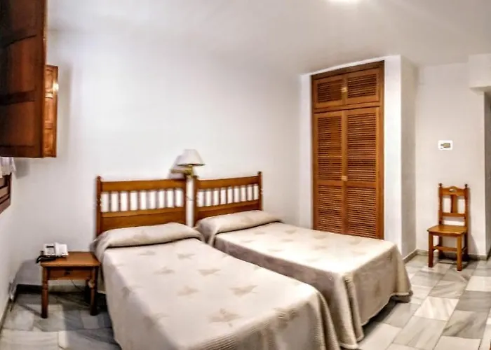 Отель Albucasis 2*